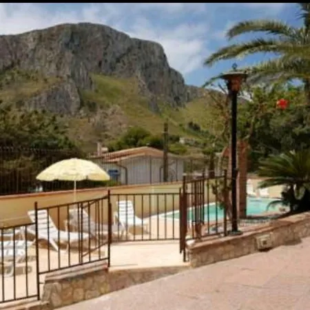 Del Golfo Urio With Swimming Pool Shared By The Two